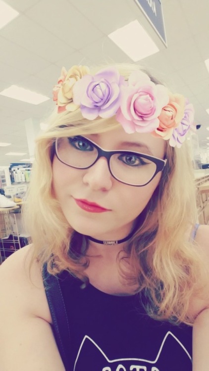 fictionallyattractive:I should be the floral queen. ♥