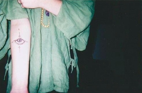 grunge-delrey:  moonlitcraze:  not in the swing of things  