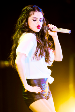 californiakingbed:  10 photos of selena gomez in stars dance tour ( ) 