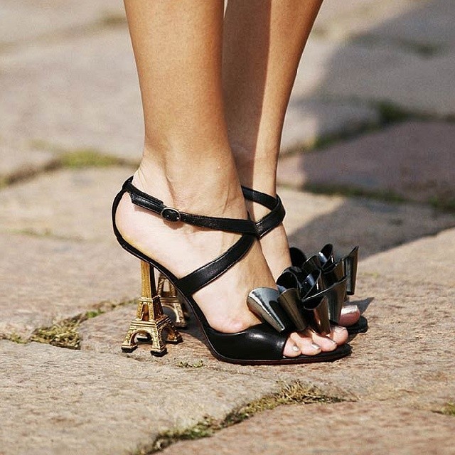 ifeetfetish:  Très chic, non?  A city at your feet! by glamchickuwait http://ift.tt/MV6f5V