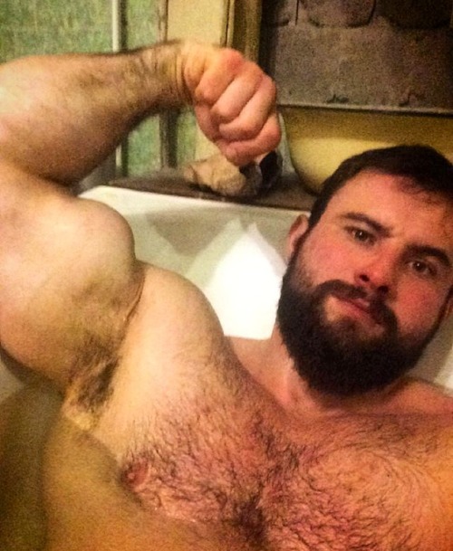 hairy-men-to-share:myfavoritemusclemen-deactivated: myfavoritemusclemen.tumblr.com/archive 