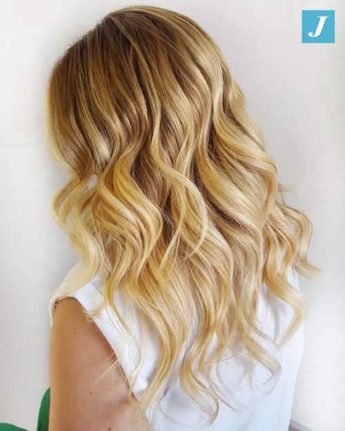 Gold is always a good idea.✨⠀⠀⠀⠀⠀⠀⠀⠀⠀ ⠀⠀⠀⠀⠀⠀⠀⠀⠀⠀ #hairstylist #hairdresser #instahair #hairlove #lov