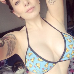 peggysueaside:  Pizza bra. Ft. Cat.