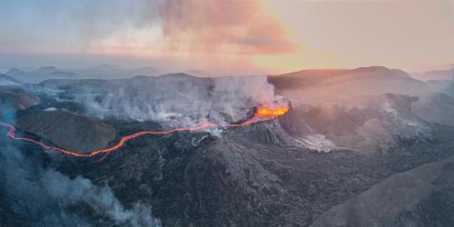 oneshotolive:  A sunset view of the volcano in Iceland. [OC] [6000x3000] - IG: @glacionaut 📷: jay_march_ 