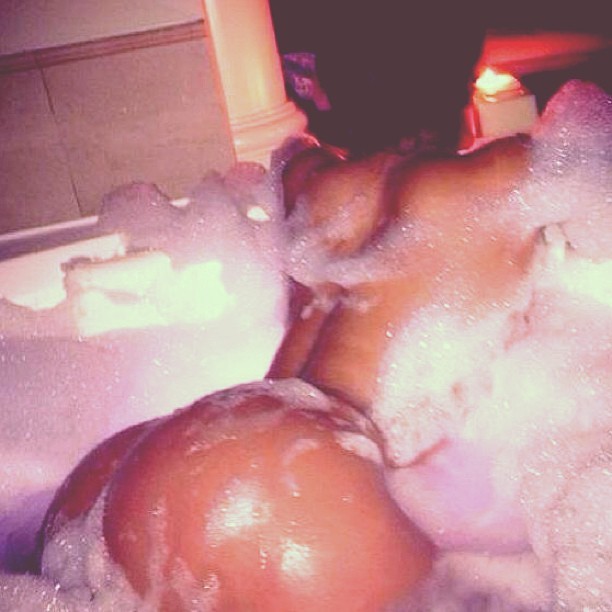 http://lovebuttandstuff.tumblr.com/   aintgonplaynice:  babyybarbieee:  dimeond: