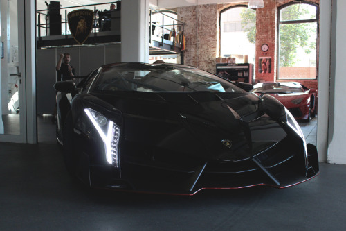 johnny-escobar:  Just wanted to share some hi-res pics of this insane Veneno Roadster. **Click on images to enlarge…enjoy!