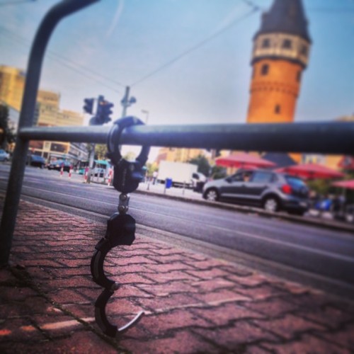 #Frankfurt, Du Bist Echt Merkwürdig! - #Handschellen #UniCampus #Bockenheim #picoftheday #curious #Germany