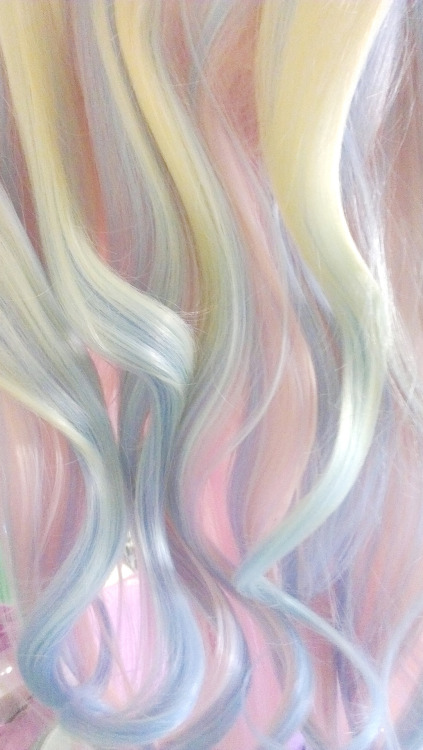 escravoa:  travestis com cabelo comprido. Também quero ficar assim, deixar o meu cabelo crescer e espero que a minha Domme, quem me pega para ficar aos Pés Dela, me deixa fazer tudo para me feminizar, para ser uma escrava perfeita. desejo um lindo dia