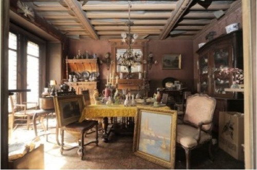 blood-bath:  “Time Capsule Apartment Discovered in Paris” The owner of this apartment, Mrs. De Florian left Paris just before the rumblings of World War II broke out in Europe. She closed up her shutters and left for the South of France, never to