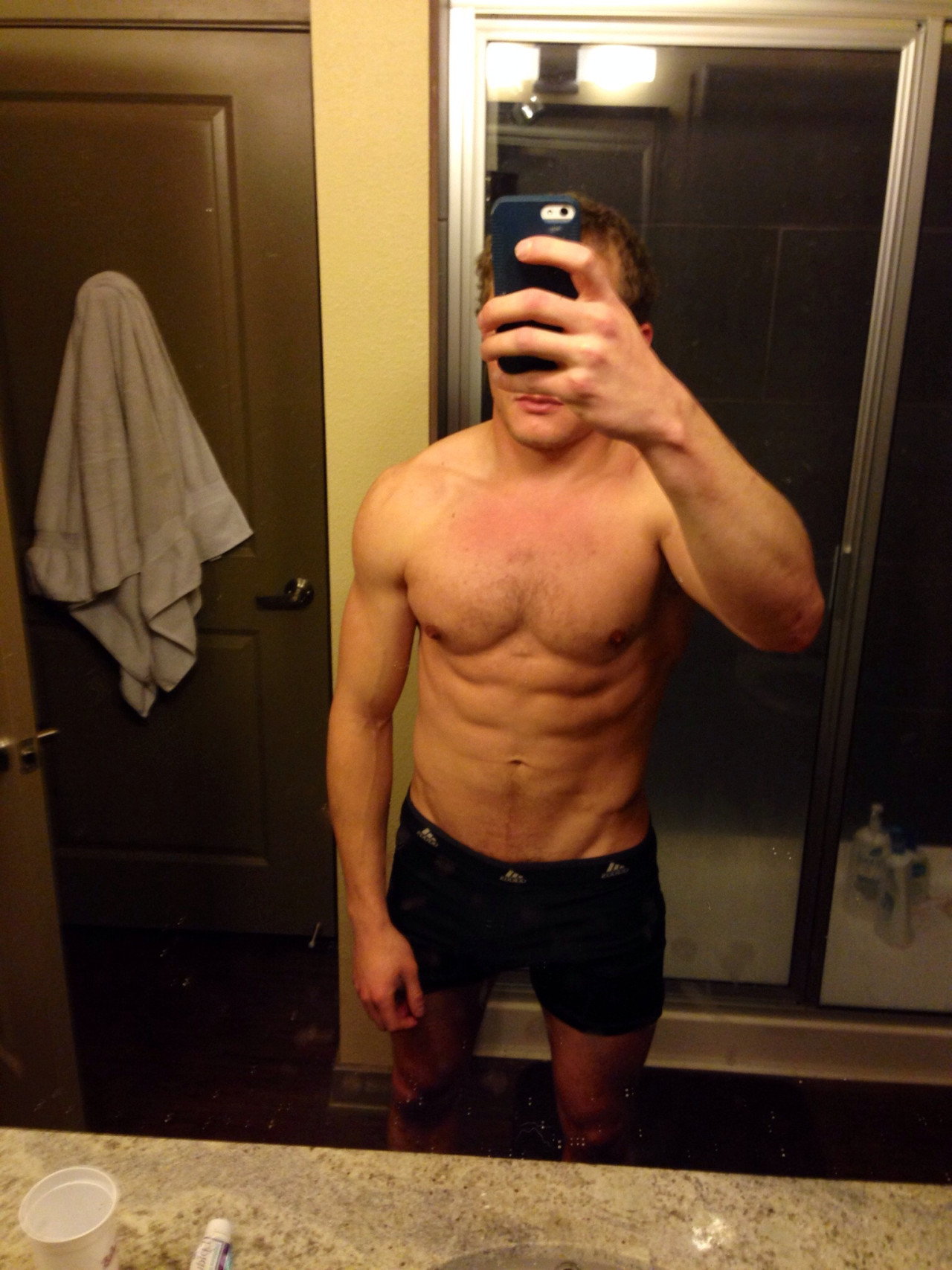straightmenworshipping:  straight hottie from dallas, TX hot abs!