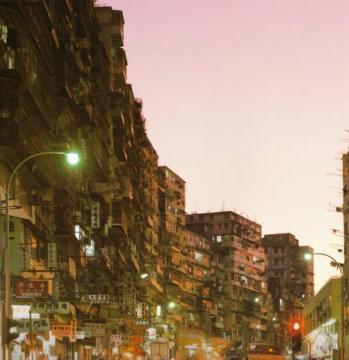 grossnational:
“Kowloon Walled City, China, c.1989
The Kowloon Walled City in Hong Kong was built gradually—building on top of building—over time. Without a single architect, the ungoverned and most densely populated district became a haven for...