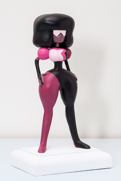 ladyjoyceley:  Garnet made by me Photographed by my father Super Sculpey Firm and Apoxie Sculpt over a wire armature. Primed and then painted with Acrylics.