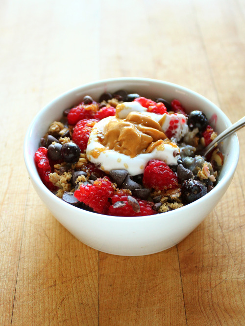 garden-of-vegan: Berry + Brown Sugar Oatmeal (oats cooked in water with frozen blueberries, brown su
