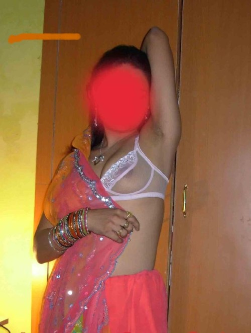 desiaunties4you:  Desi young housewife, removing porn pictures