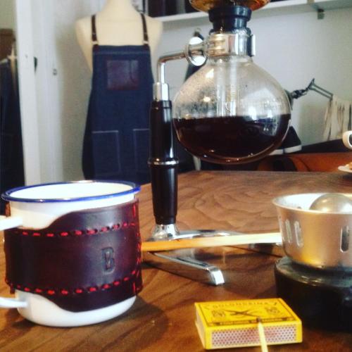 Syphon morning, Coffee: Santa Bárbara, Colombia de IAMay Coffee - BrambySupplyCo Custom Made 