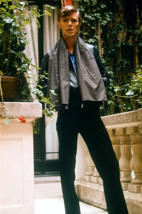 dustonmars: David Bowie looking very stylish in Paris. 1977