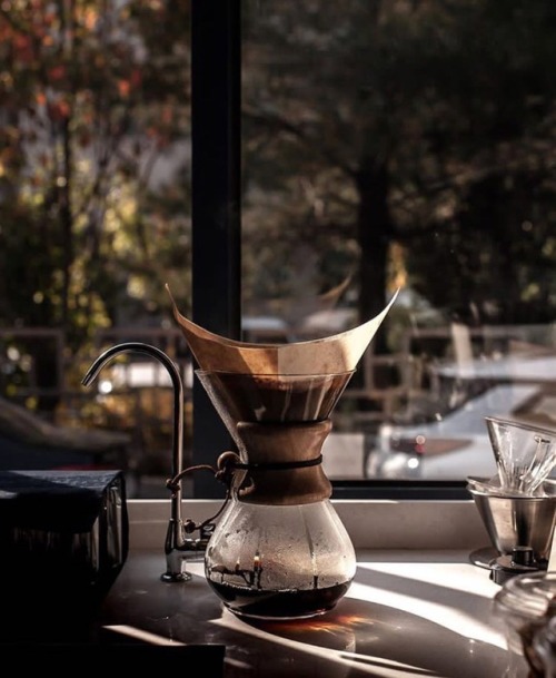 manmakecoffee:I’m never going to say no to a really good chemex shot. Like this one by @soomsh