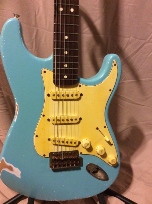vintagerelicdesign: Daphne blue strat, complete. This thing ROCKS!!