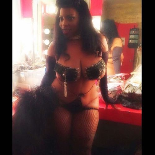 Onyx Nova backstage at Peepshow&rsquo;s BURLESQUE ORGY OF THE DEAD last week at Fais Do Do! We can n