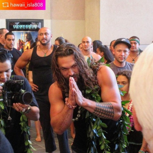 h50europe:#REPOST  @hawaii_isla808 #jasonmomoa the Aquaman movie   at Ward Theatre today in Hawaii. 