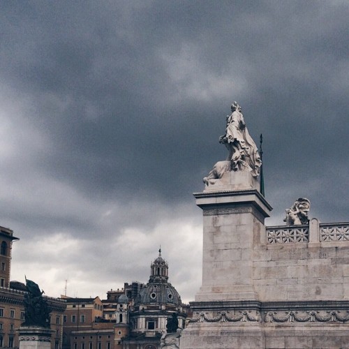 crosmataditele: Roma è la città degli echi, la città delle illusioni, e la citt