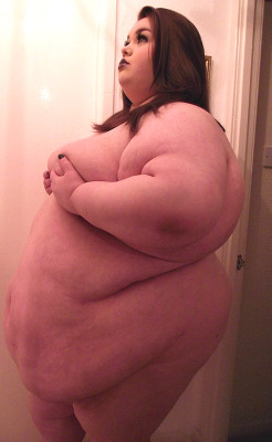 lovemlarge:  porcelainbbw:  Another pic of