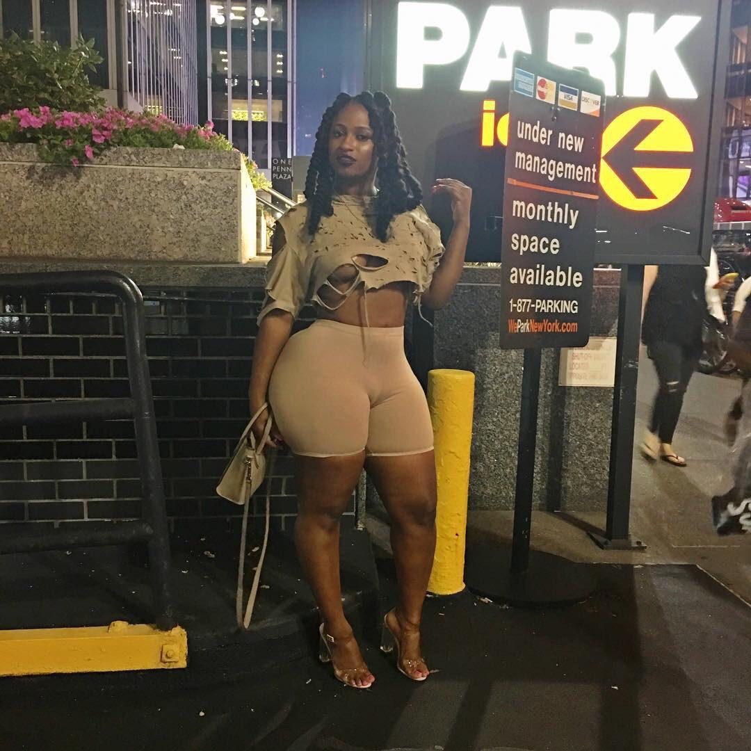 bigbuttsthickhipsnthighs:  Gud gawd  DAMNN!