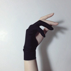 qweety:  dustrial-inc:  lingly:  Smudge guard for those who draw or sketch  Yes please.  attractive glove   I love using this so much 