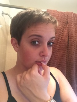 yafavoritesnowbunny:  Cut my hair off ☺️