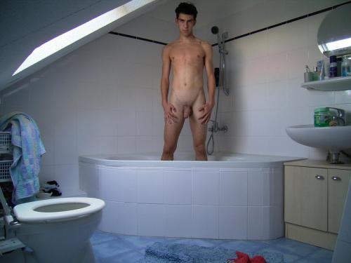 ...AND YET ANOTHER UNNECESSARY GAY NUDITY BLOG