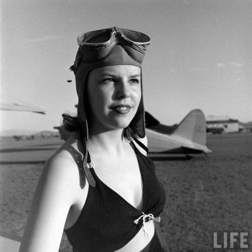 Aviatrix in Death Valley(John Florea. 1944)