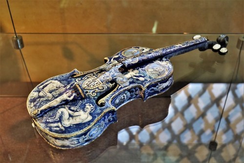 barbucomedie:Portuguese Faeince Violin from Lisbon dated to the 19th Century on display at the Natio