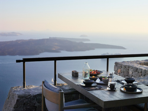 Santorini’s Vora Private Villas Is a Dreamy Refuge with Design CredentialsBuilt by hand over a