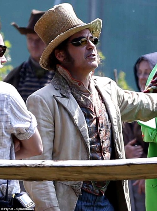 hedgehog-goulash7: team-downey1965:  NEW: Robert Downey Jr on the set of Doctor Dollitle in Buckingh