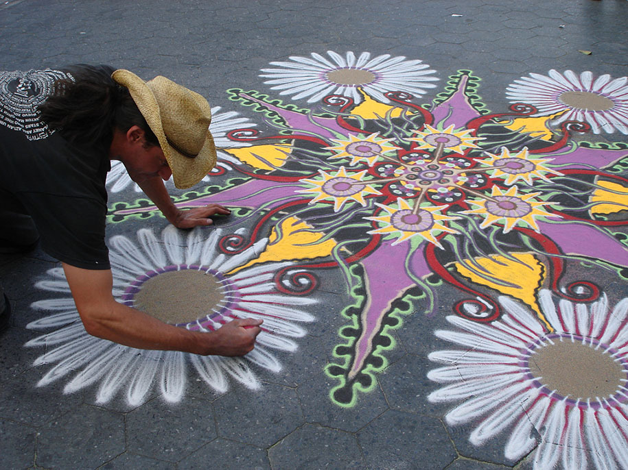  f-l-e-u-r-d-e-l-y-s:  Intricate Sand Paintings By Joe Mangrum Since 2006, American