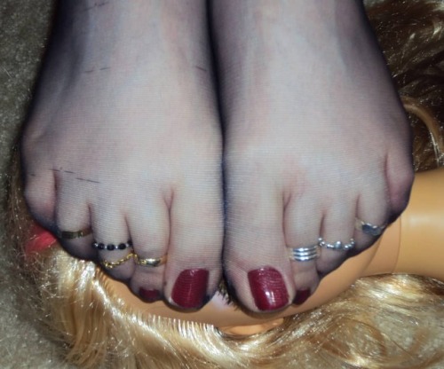 My #prettyfeet in #pantyhose looking for a human admirer i can use like this. #pantyhosefeet #nylonf