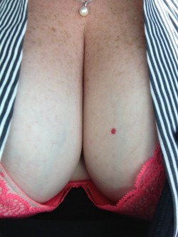 onesubsjourney:  Cleavage ;)  mice