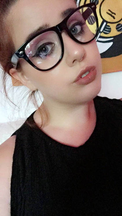 harellan:Remember when fake glasses were a trend?