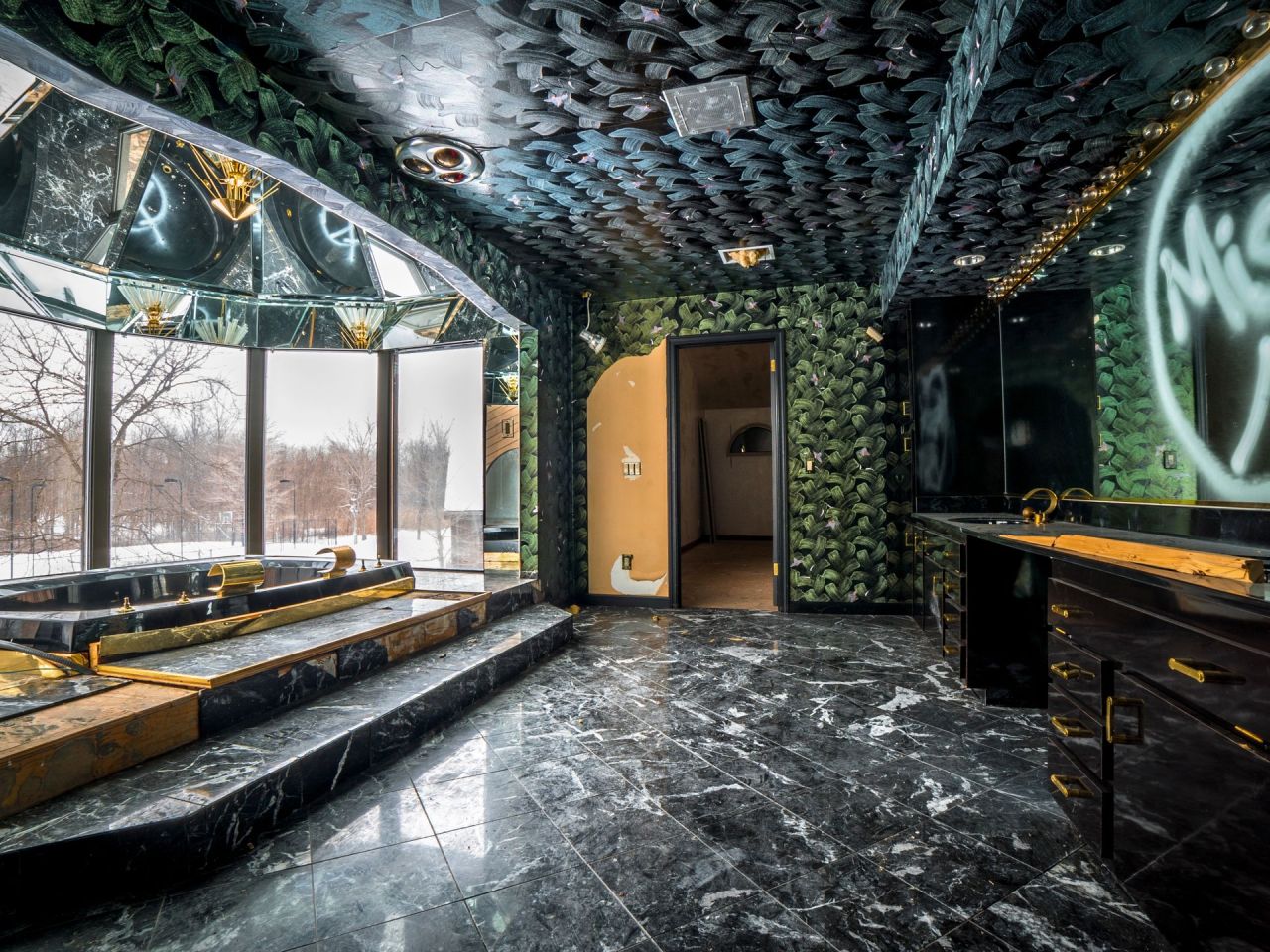terrifiantus:The Abandoned Home of Mike TysonIn Ohio, this mansion has stood empty