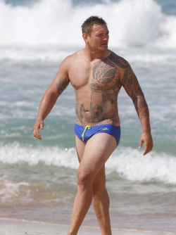 rugbyplayerandfan:  maleathletebirthdaysuits: