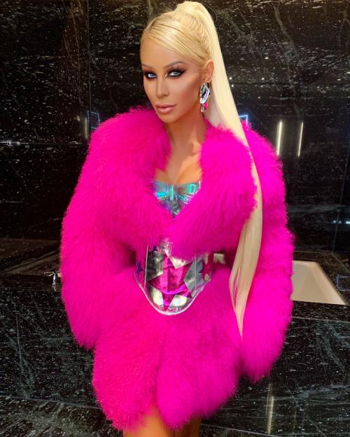lacyvanilla:Gigi Gorgeous.  A few more just “because”!  :)