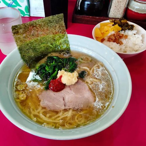 朝ラーセット 750円
#多摩センター #朝ラー #ramen #yummy #instafood #foodporn #tokyo #lunch #japanesefood #japan #noodles #朝ラーセット #たま家 #家系ラーメン #breakfast #家系 #豚骨醤油 #ラーメン #朝から家系 #孤独のグルメ (たま家)
https://www.instagram.com/p/CpuYFP8SDyz/?igshid=NGJjMDIxMWI=