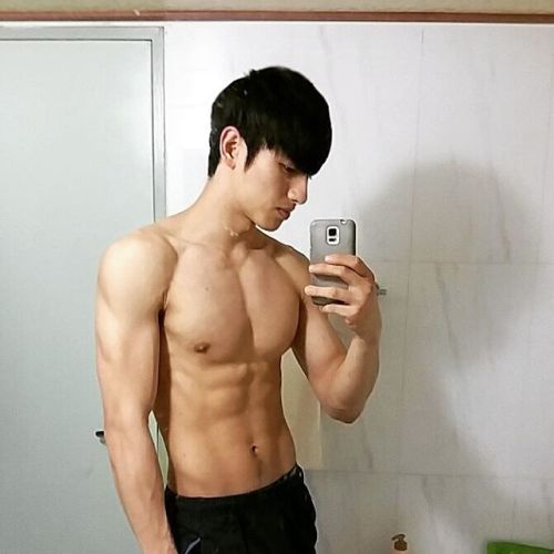 korean-98-bi:  inchengay:  훈남몸짱의 정석   :)