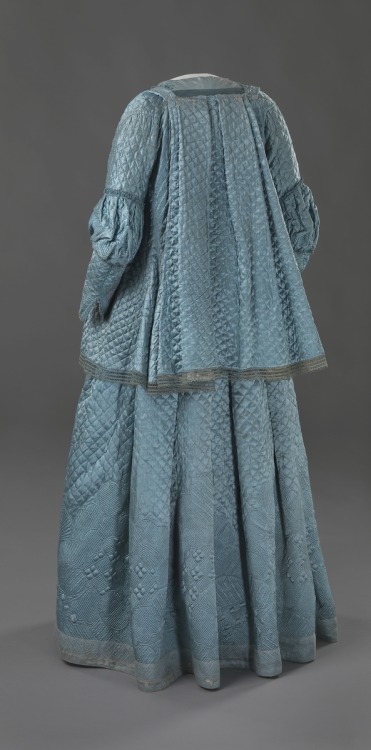 ephemeral-elegance:Quilted Silk Home Ensemble, ca. 1720-50via Digitalt Museum