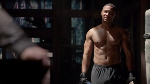  David Ramsey shirtless on CW’s Arrow 