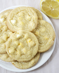 delicious-food-porn:  Lemon White Chocolate Chip Cookies 