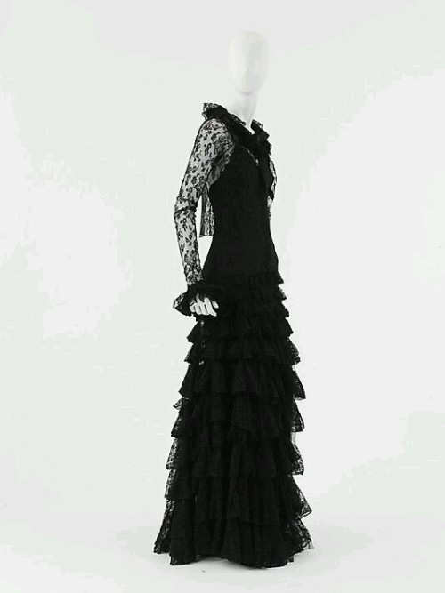 fashionologyextraordinaire: Evening Ensemble by House of Chanel (French, founded 1913)  Designer: Ga