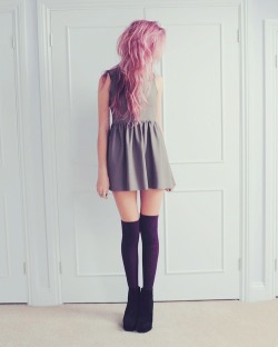 knee-highs0cksandbutt0cks:  Pastel goth fashion