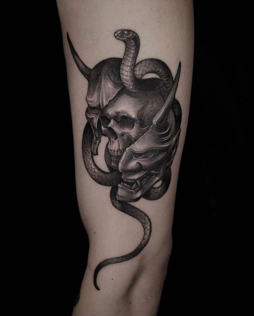 ig: gara_tattooer blackw;hanya;skull;snake