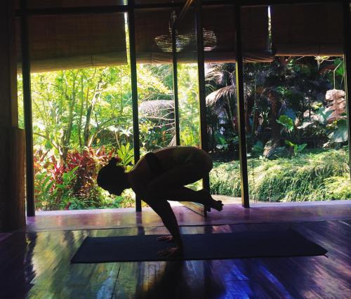 Studio love @theyogabarn | #crow #yogaeverydamnday #yogabarn (at The Yoga Barn - Bali)